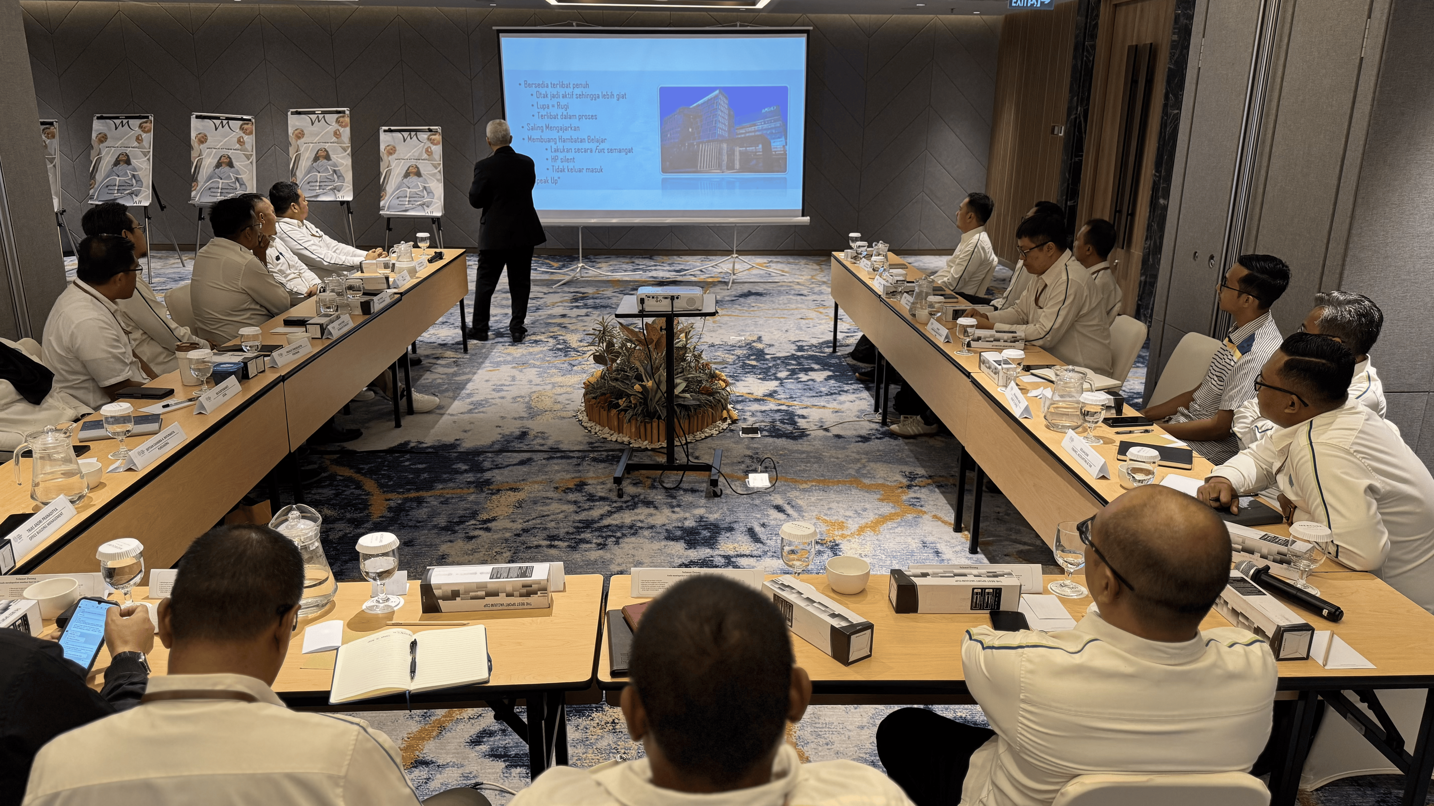 Pelaksanaan Pelatihan dengan Standar Profesional